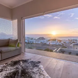 https://small-bay-beach-suites.hotels-capetown.com