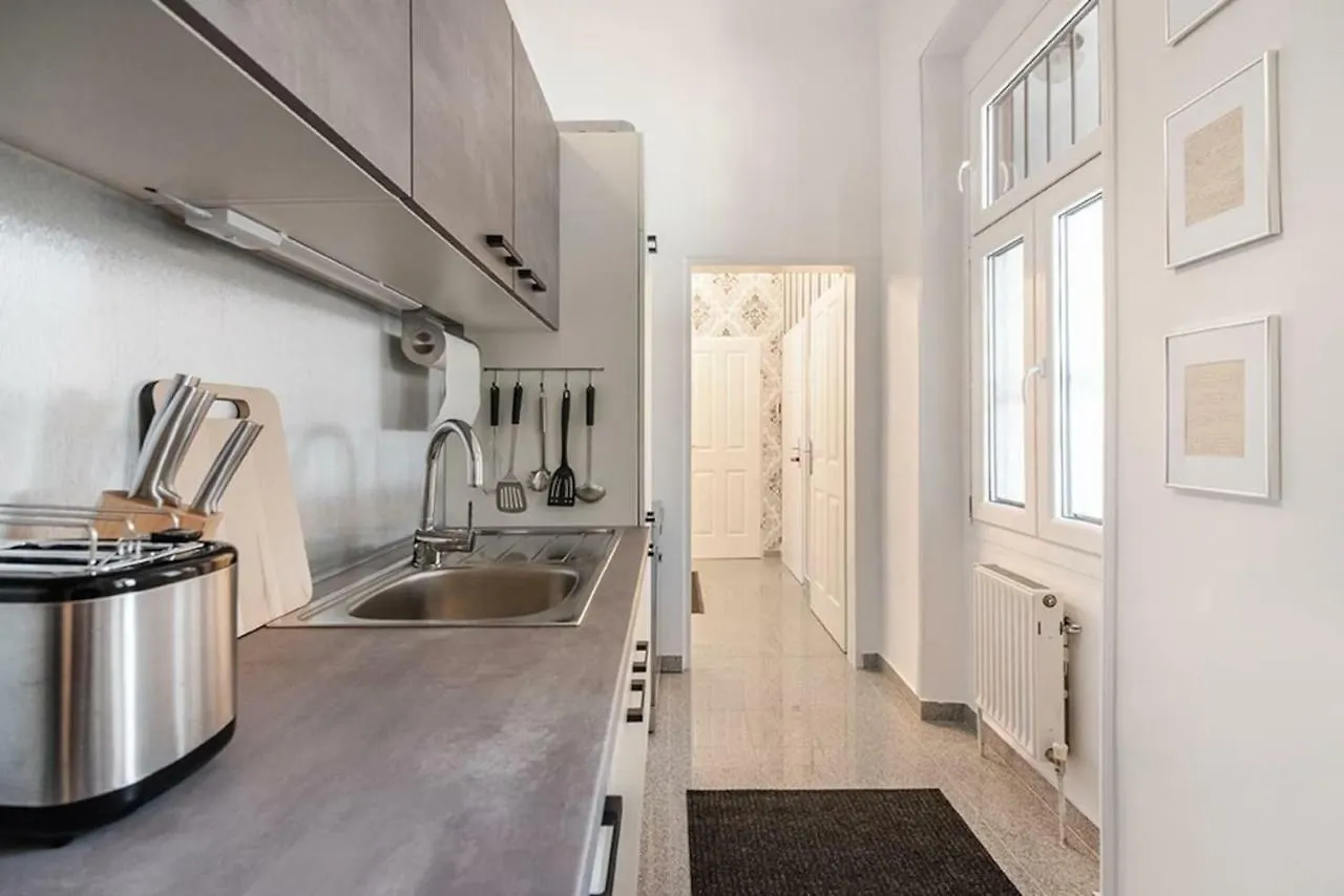 Sophies Place Yppenplatz - Imperial Lifestyle City Apartments Vienna Parking